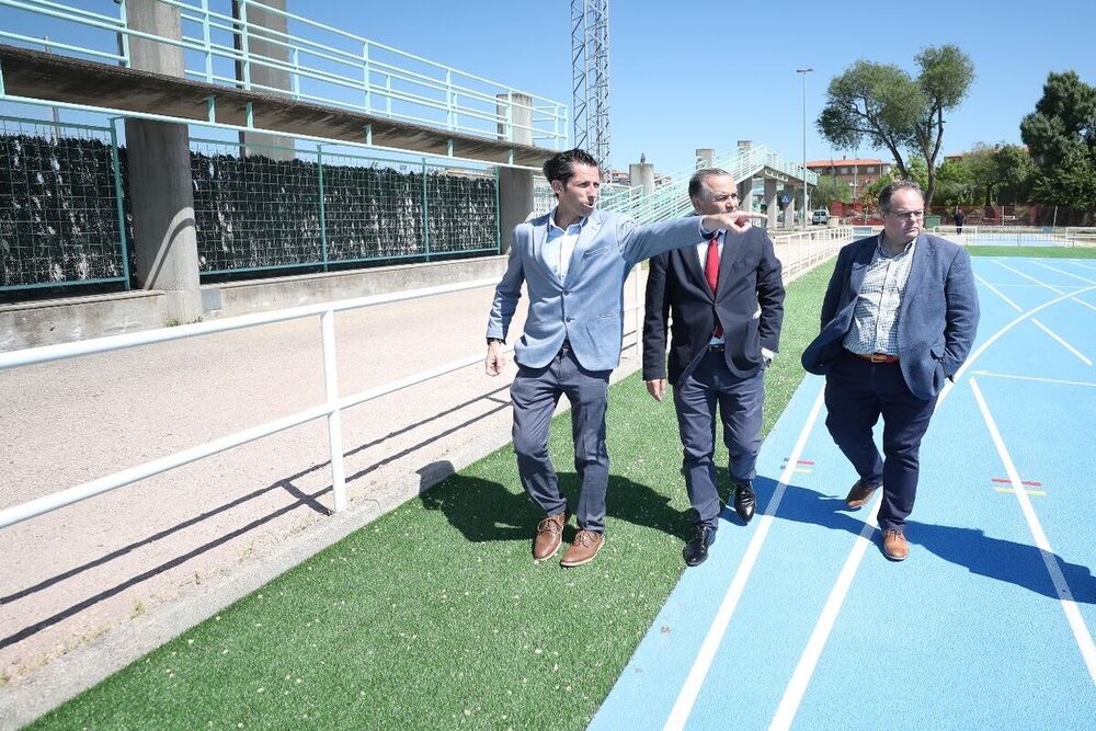 El alcalde destaca las mejoras en la pista de atletismo