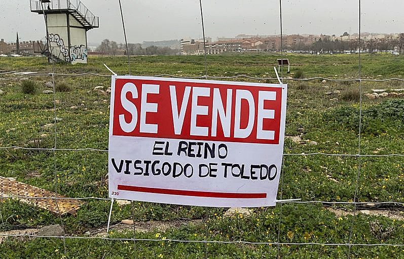 Aparecen carteles contra el cuartel en Vega Baja