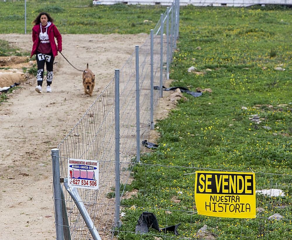 Aparecen carteles contra el cuartel en Vega Baja