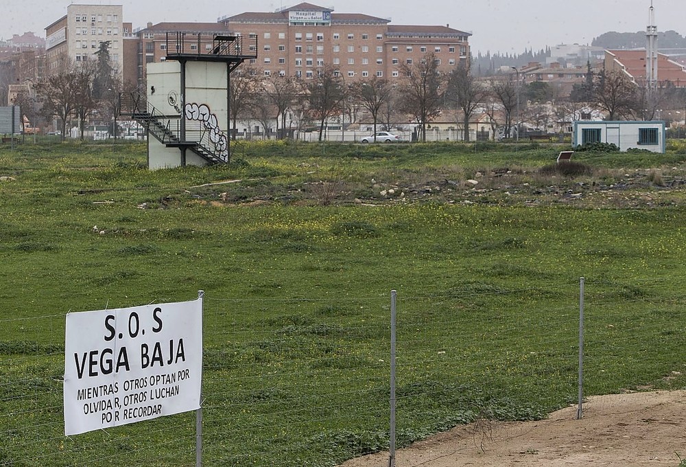 Aparecen carteles contra el cuartel en Vega Baja