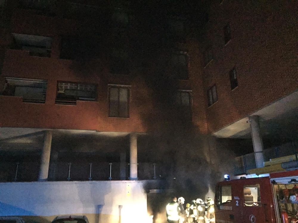 Tres coches calcinados en el fuego de la avenida de Francia