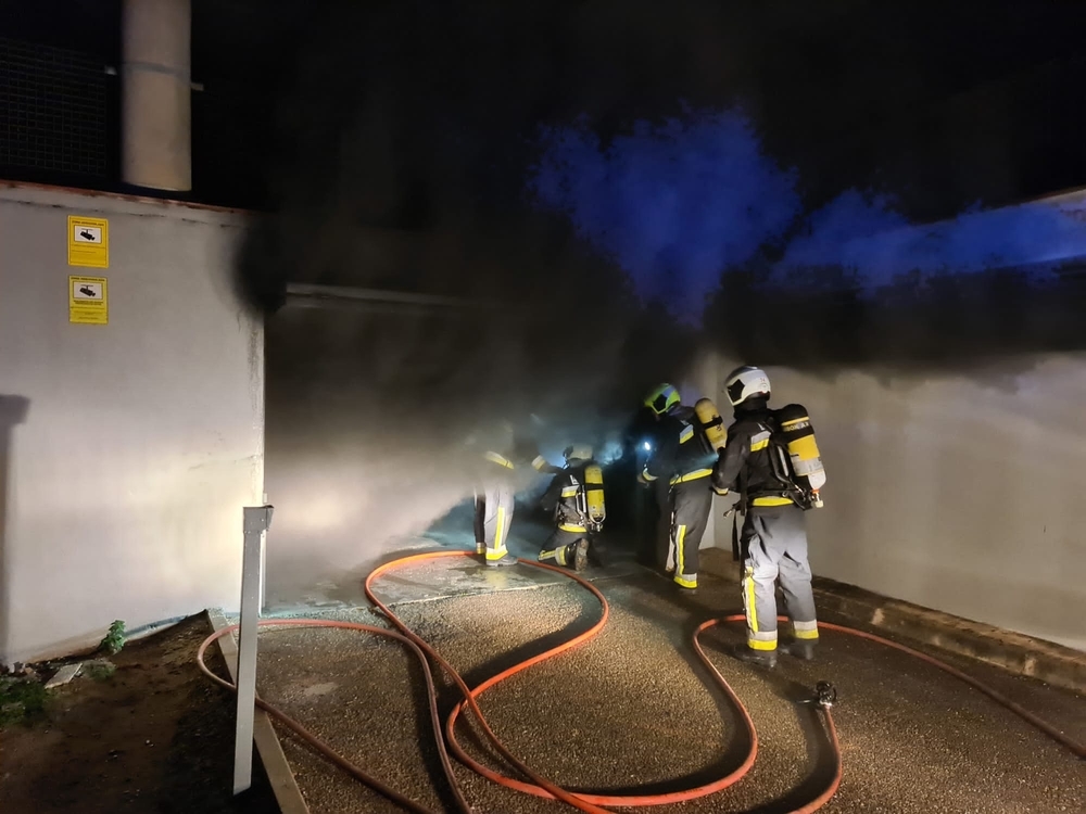 Tres coches calcinados en el fuego de la avenida de Francia