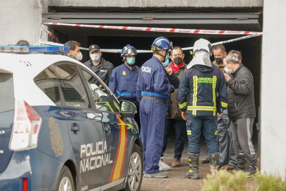 Policía Científica y bomberos inspeccionan el garaje. 