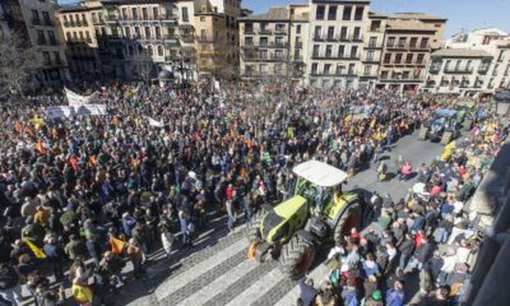 Miles de agricultores y ganaderos salen a la calle para certificar que están al límite.