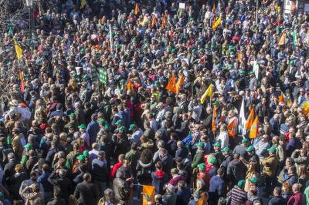 Miles de agricultores y ganaderos salen a la calle para certificar que están al límite.  / YOLANDA LANCHA