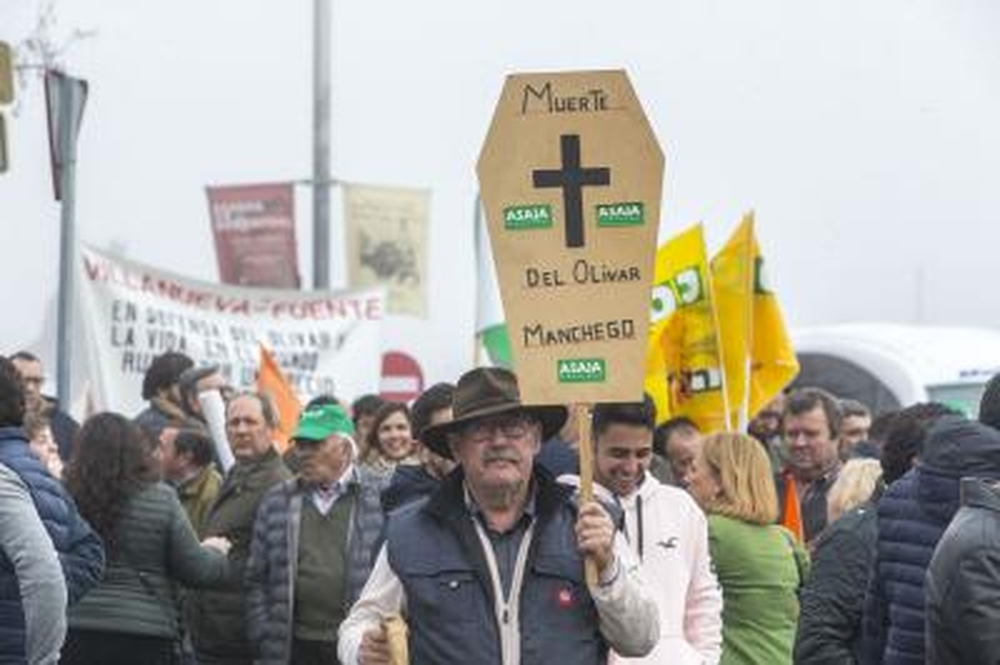 Miles de agricultores y ganaderos salen a la calle para certificar que están al límite.  / YOLANDA LANCHA