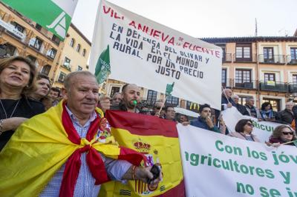 Miles de agricultores y ganaderos salen a la calle para certificar que están al límite.  / YOLANDA LANCHA