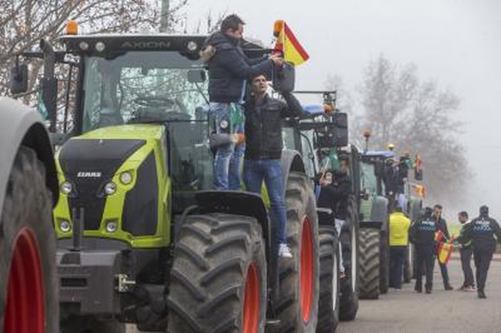 Miles de agricultores y ganaderos salen a la calle para certificar que están al límite.  / YOLANDA LANCHA