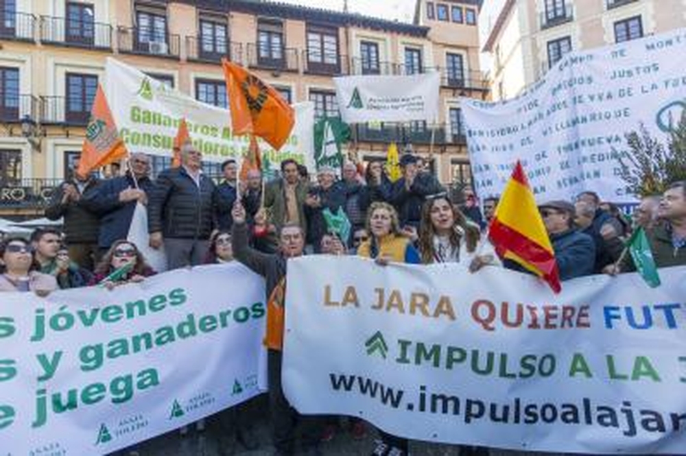 Miles de agricultores y ganaderos salen a la calle para certificar que están al límite.  / YOLANDA LANCHA