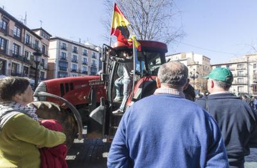 Miles de agricultores y ganaderos salen a la calle para certificar que están al límite.  / YOLANDA LANCHA