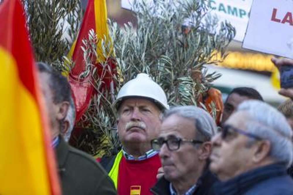 Miles de agricultores y ganaderos salen a la calle para certificar que están al límite.  / YOLANDA LANCHA