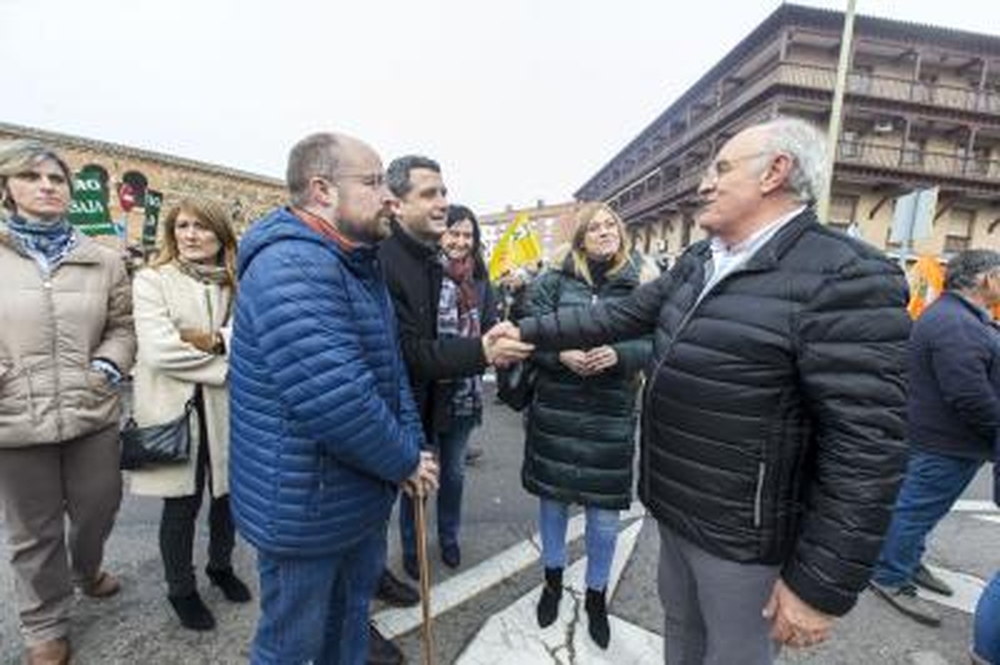 Alejandro Ruiz y Esteban Paños, de Ciudadanos saludan a José María Fresneda.  / YOLANDA LANCHA