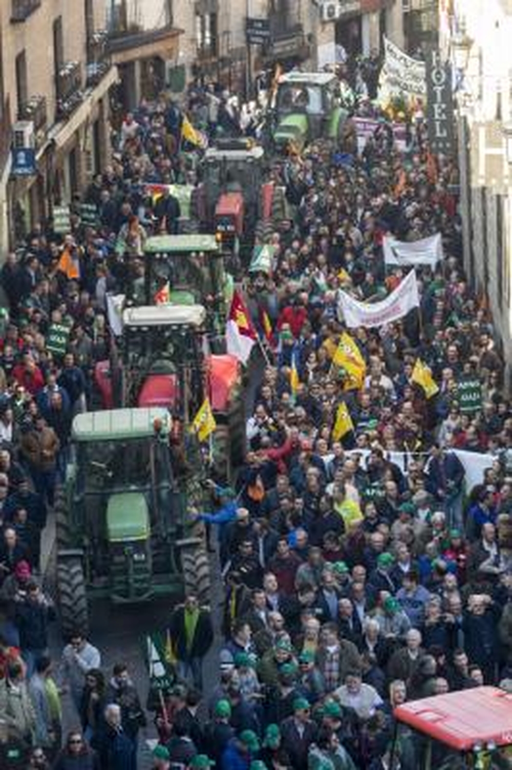 Tractores y manifestantes subieron hasta la plaza de Zocodover.  / VÍCTOR BALLESTEROS