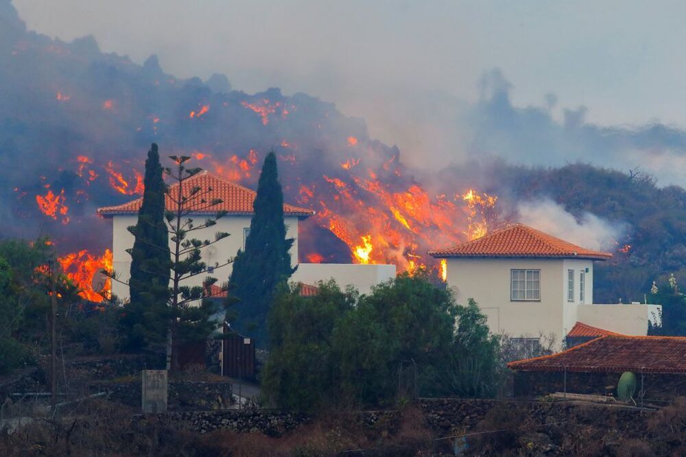 La lava arrasa un centenar de viviendas en La Palma