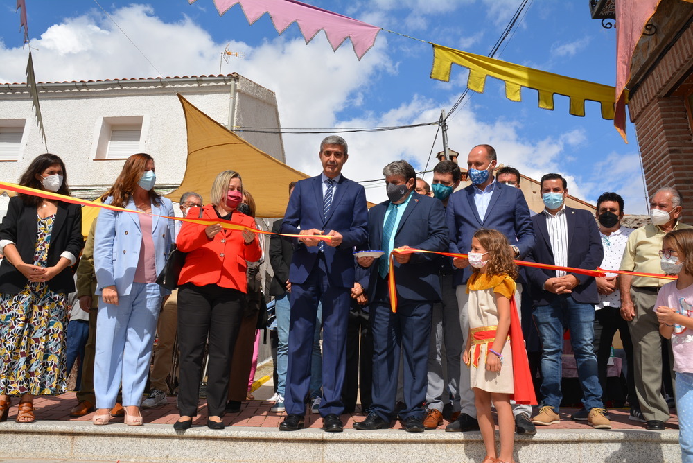 El presidente de la Diputación, el alcalde de Montearagón y la directora general de Alimentación inauguraron la feria.