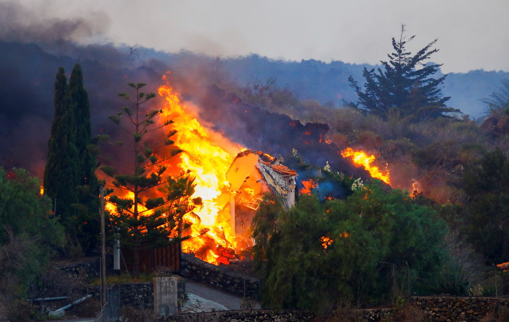 La lava arrasa un centenar de viviendas en La Palma