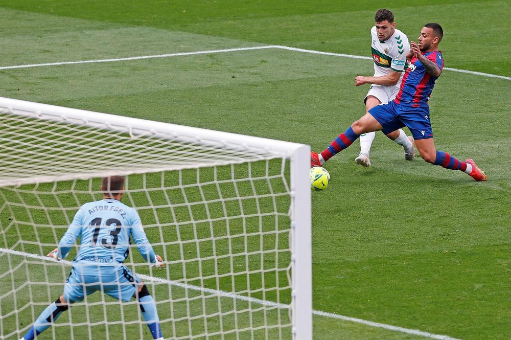 Lucas Boyé da aire al Elche ante un Levante sin chispa