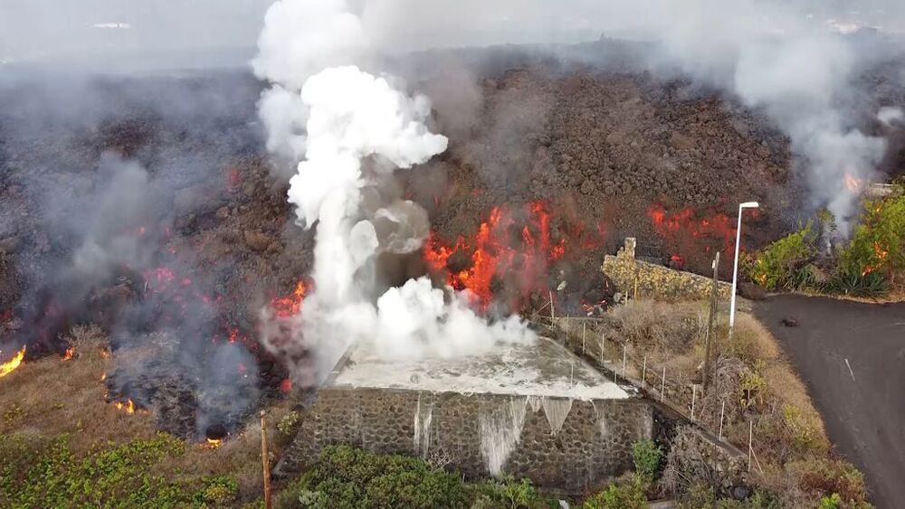 La lava llega a una piscina y hace hervir el agua.