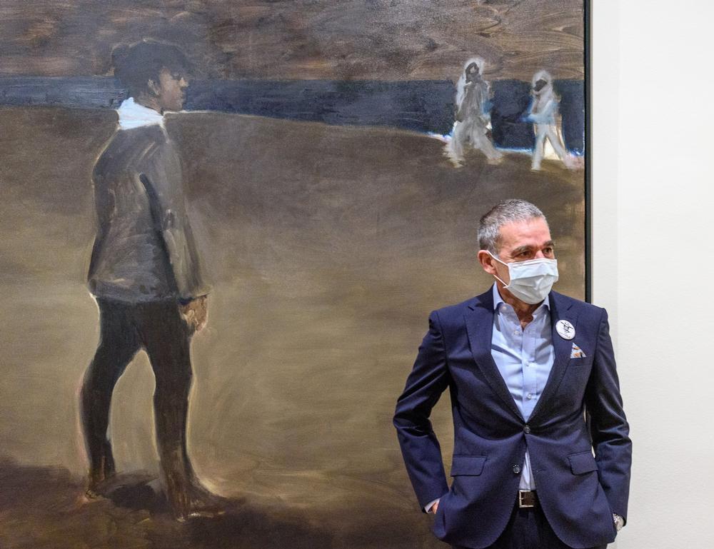 El coleccionista vasco José Ramón Prieto, junto a la pintura que da nombre a la muestra, ‘Womanology’, de la pintora y escritora Lynette Yiadom-Bookye.  