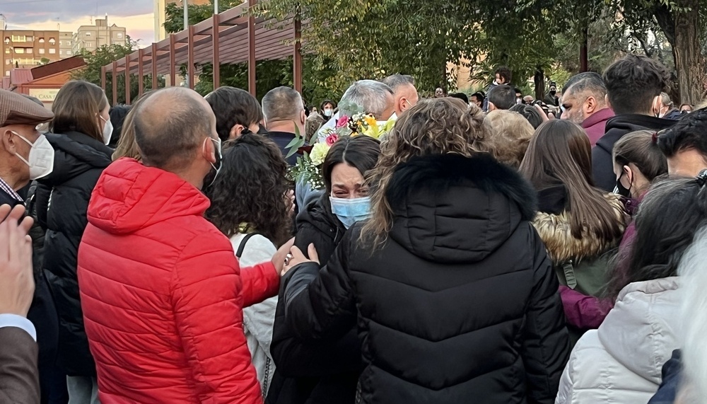 La madre del joven asesinado es consolada por la alcaldesa de Toledo que estaba acompañada por los concejales Ana Belén Abellán y Teo García.