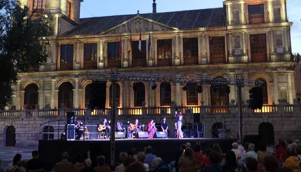 Espectáculo de copla y flamenco en la plaza del Ayuntamiento.