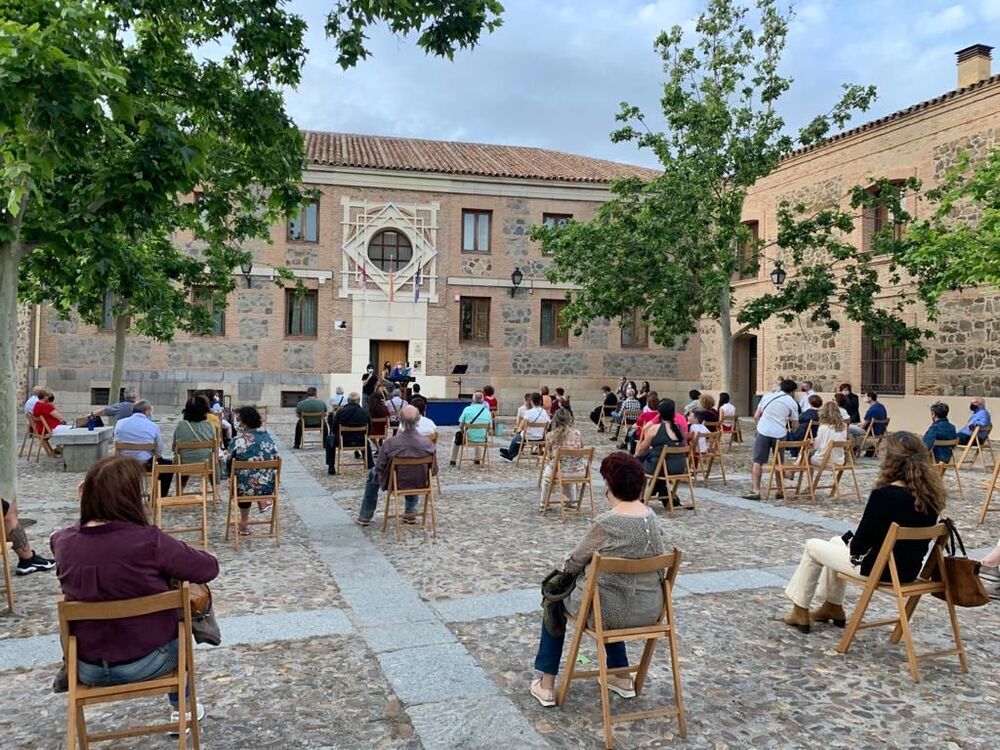 Los alumnos de canto de la Escuela Municipal de Música en la plaza de Padilla.