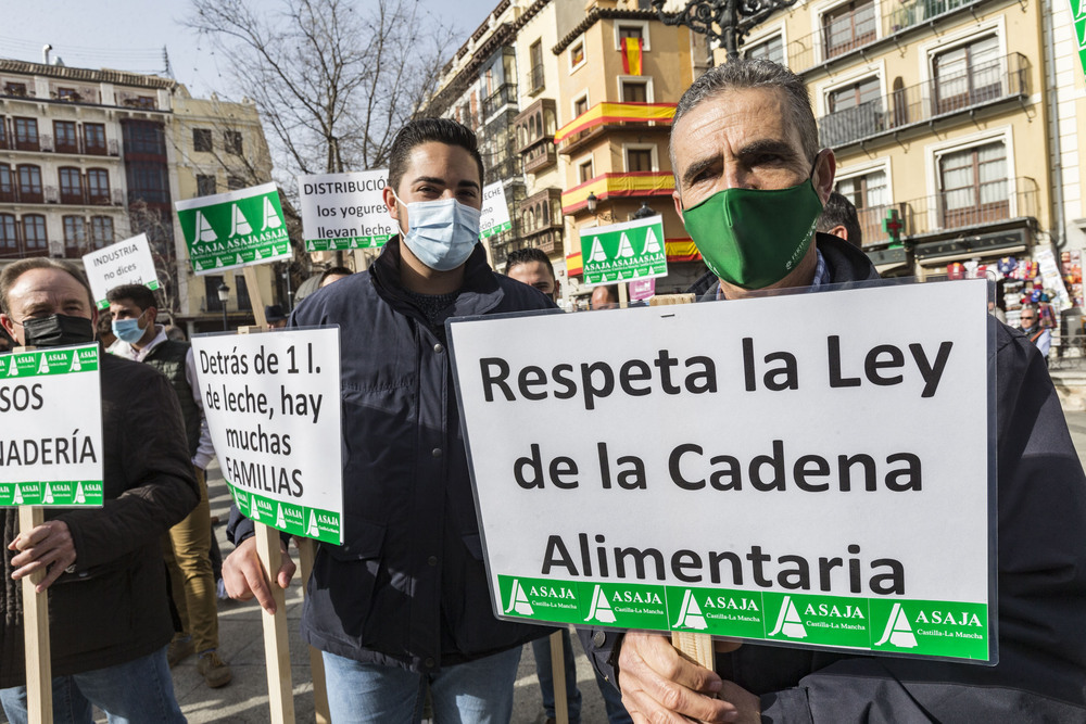 “Detrás de un litro de leche, hay muchas familias” o “Vacuno de leche, en peligro de extinción” fueron algunas de las proclamas.