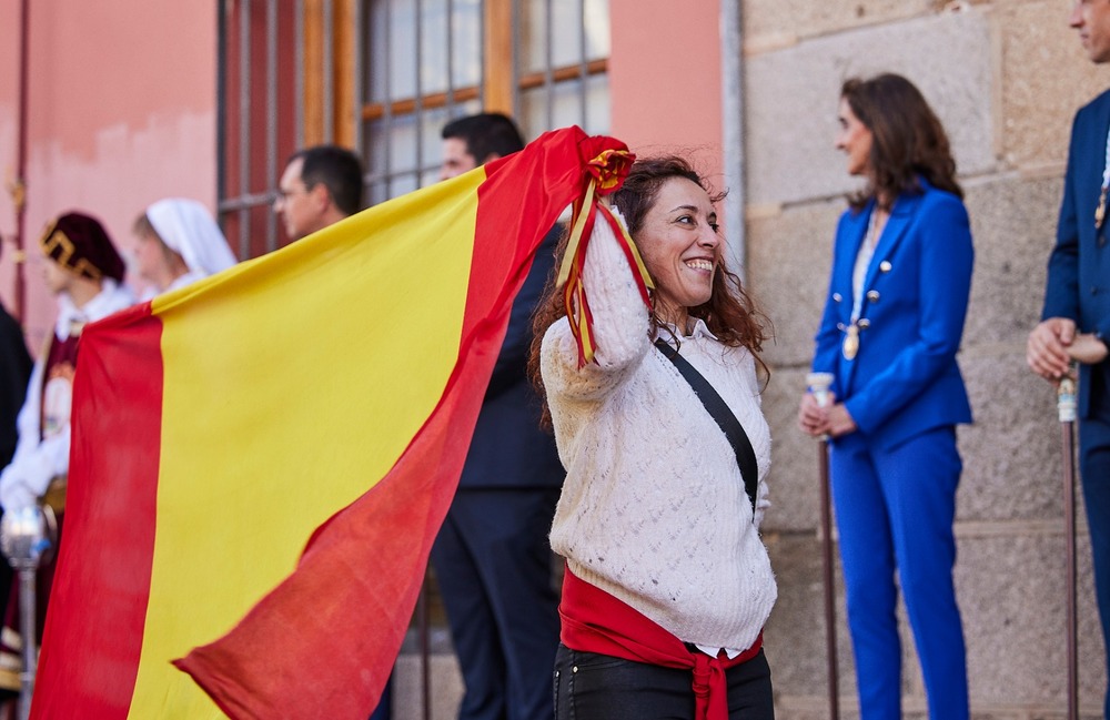 Abanderada en el cortejo de Mondas.  / MANU REINO