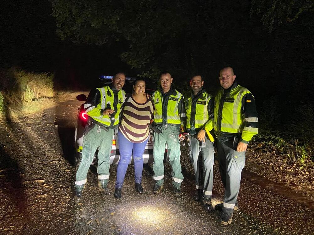 Pilar junto con los guardias civiles que le salvaron la vida.