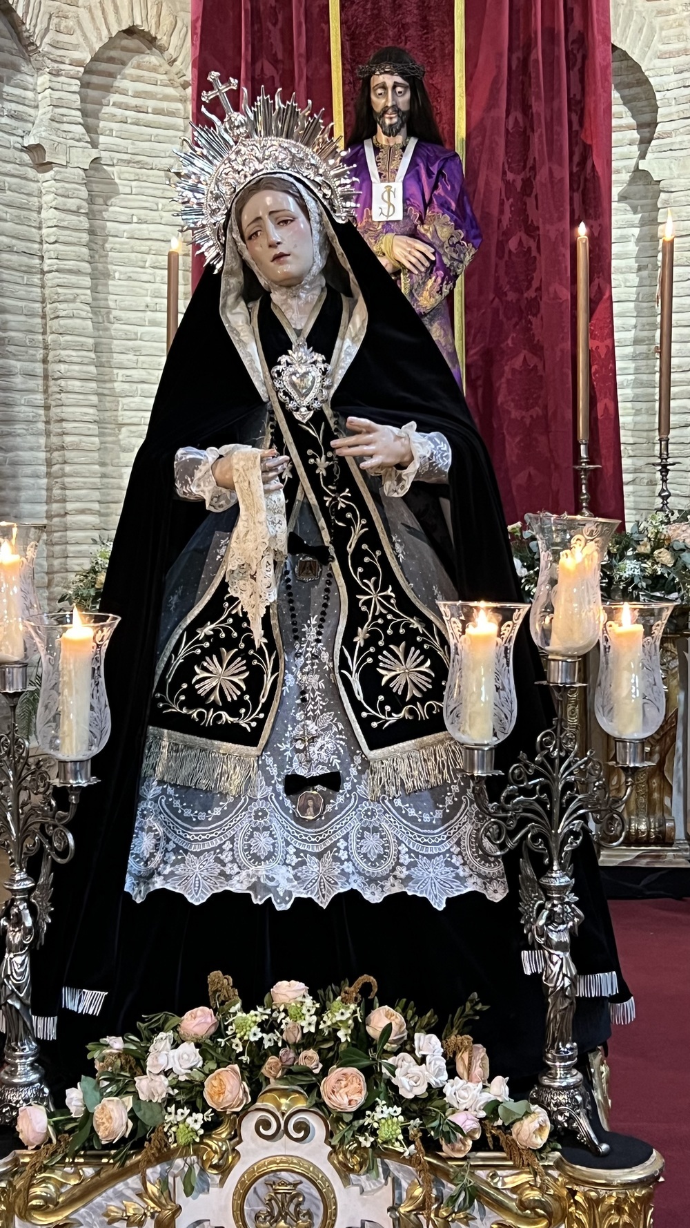 La Dolorosa y Jesús Nazareno, por fin juntos en la iglesia De Santiago del Arrabal. 