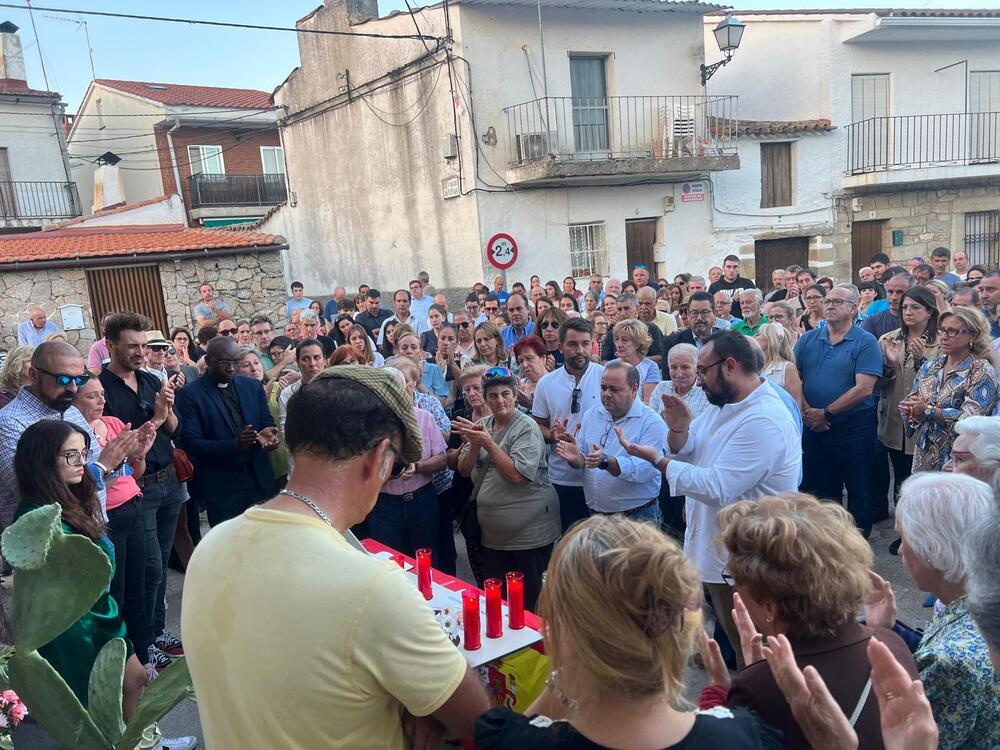 Los aplausos han dado por concluido el minuto de silencio.