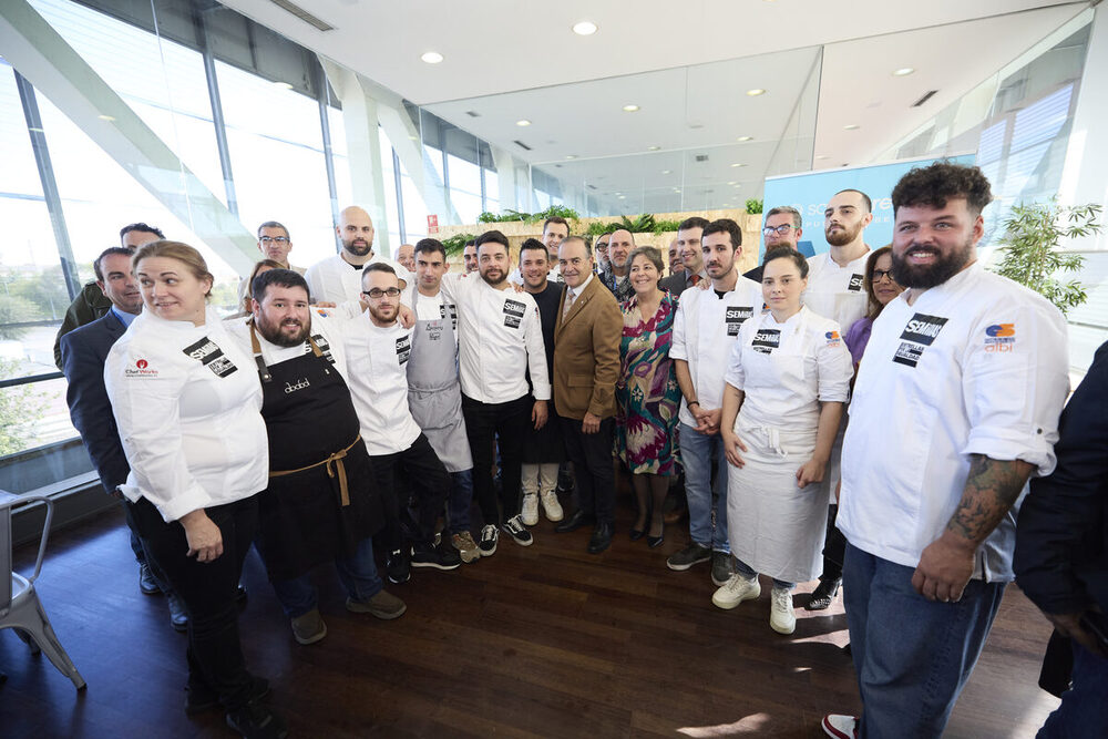 Chefs y autoridades en un momento de la jornada celebrada en el restaurante escuela Semillas.