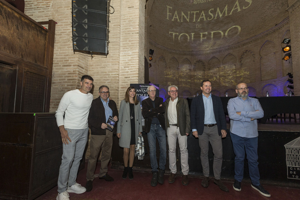 Los autores y el alcalde de Toledo, Velázquez, en la presentación. 