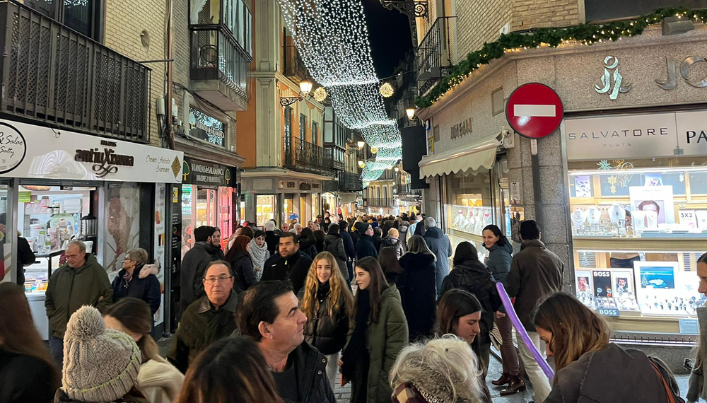 El eje Zocodover-Ayuntamiento registra, una tarde de diciembre más, una enorme afluencia de visitantes que ralentizan el paseo por la zona.