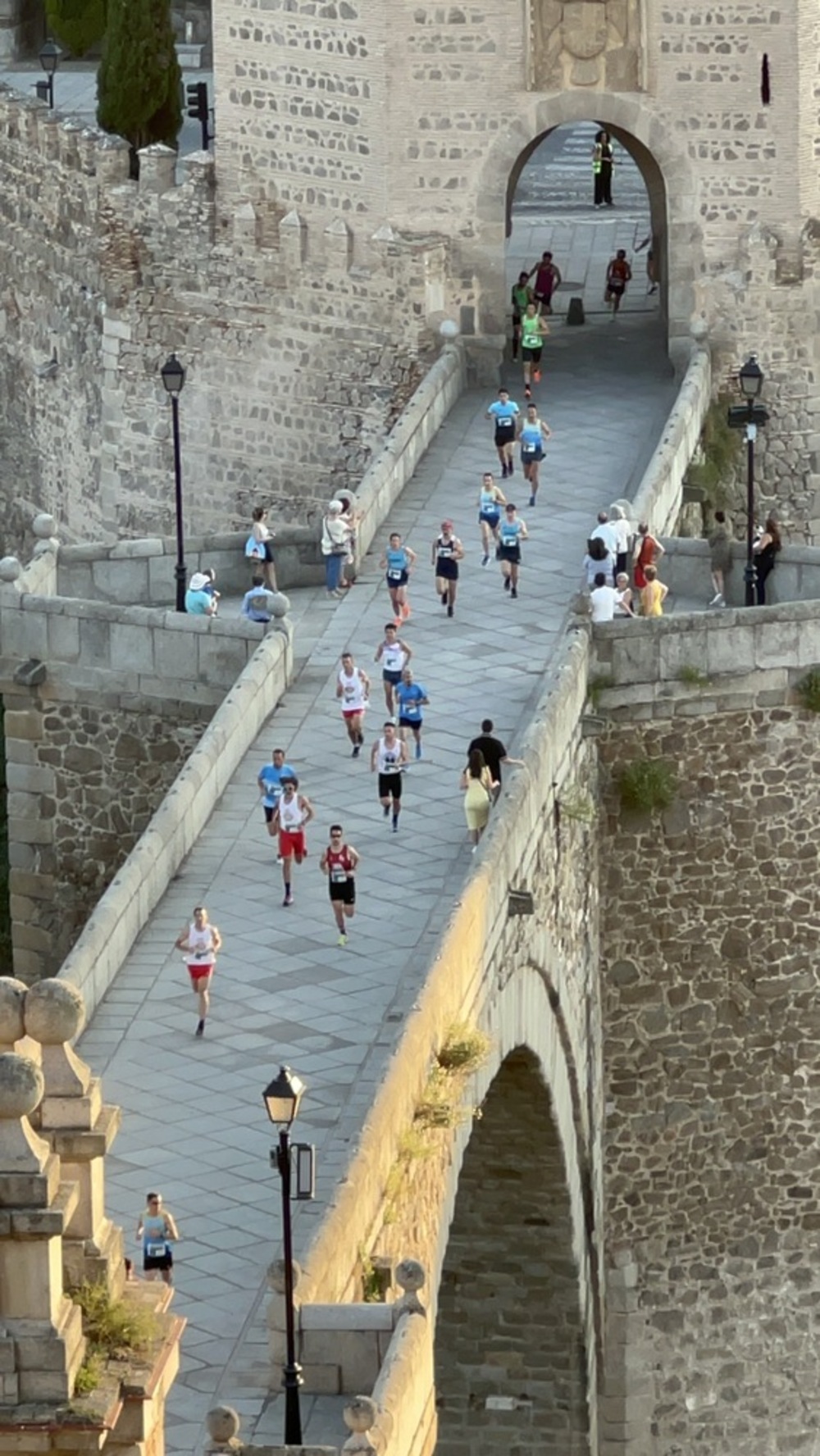 Los corredores cruzaron el puente de Alcántara. 