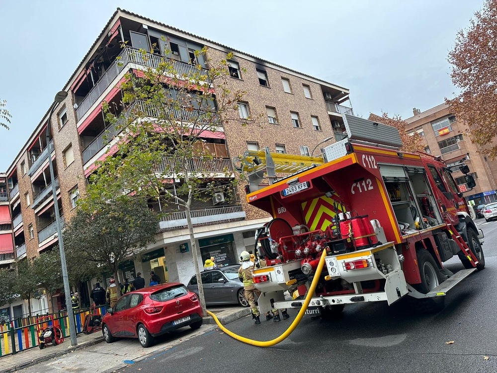 Los bomberos de Toledo siguen trabajando en la extinción. 