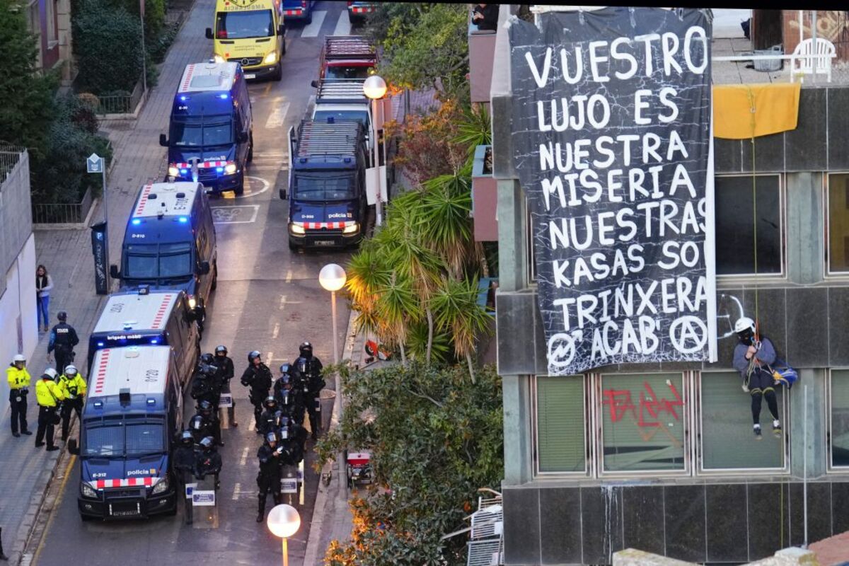 Mossos acceden al interior de El Kubo y al patio de la Ruïna ante la resistencia de ocupas  / ENRIC FONTCUBERTA