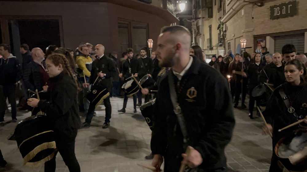 La banda de tambores del Descendimiento abrió la procesión.