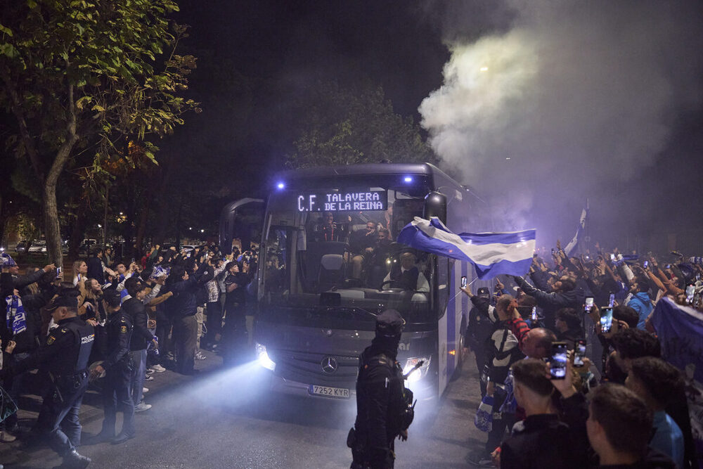 Recibimiento al autobús del Talavera.