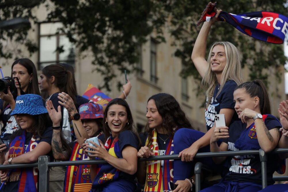 El Barça celebra LaLiga  junto al Femenino, con una rúa  / QUIQUE GARCÍA