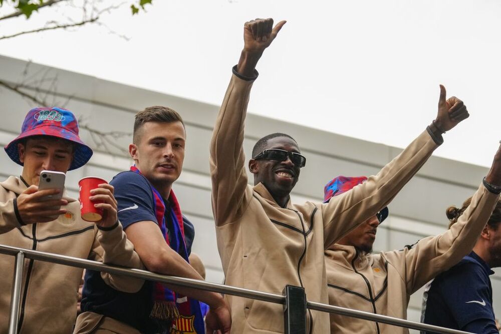 El Barça celebra LaLiga  junto al Femenino, con una rúa  / ENRIC FONTCUBERTA