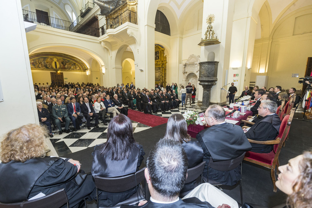 El Colegio de Abogados cuenta con 27 nuevos miembros; además, ha homenajeado a los profesionales con varias décadas de actividad.