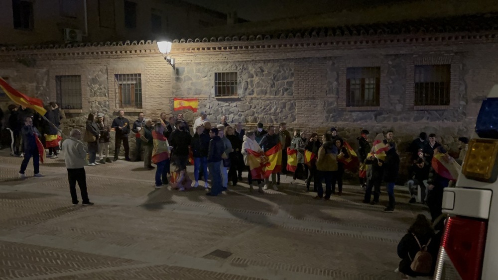 Un centenar de personas volvieron a manifestarse ante la sede del PSOE en Santa María la Blanca.