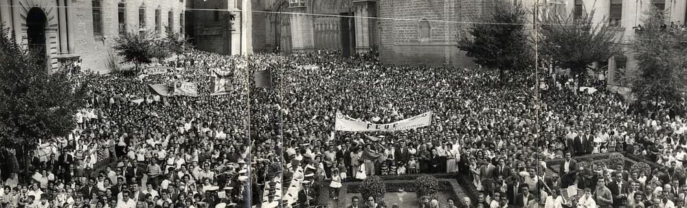 La plaza del Ayuntamiento, con la catedral al fondo, abarrotada para recibir en julio de 1959 a Bahamontes, flamante ganador del Tour de Francia