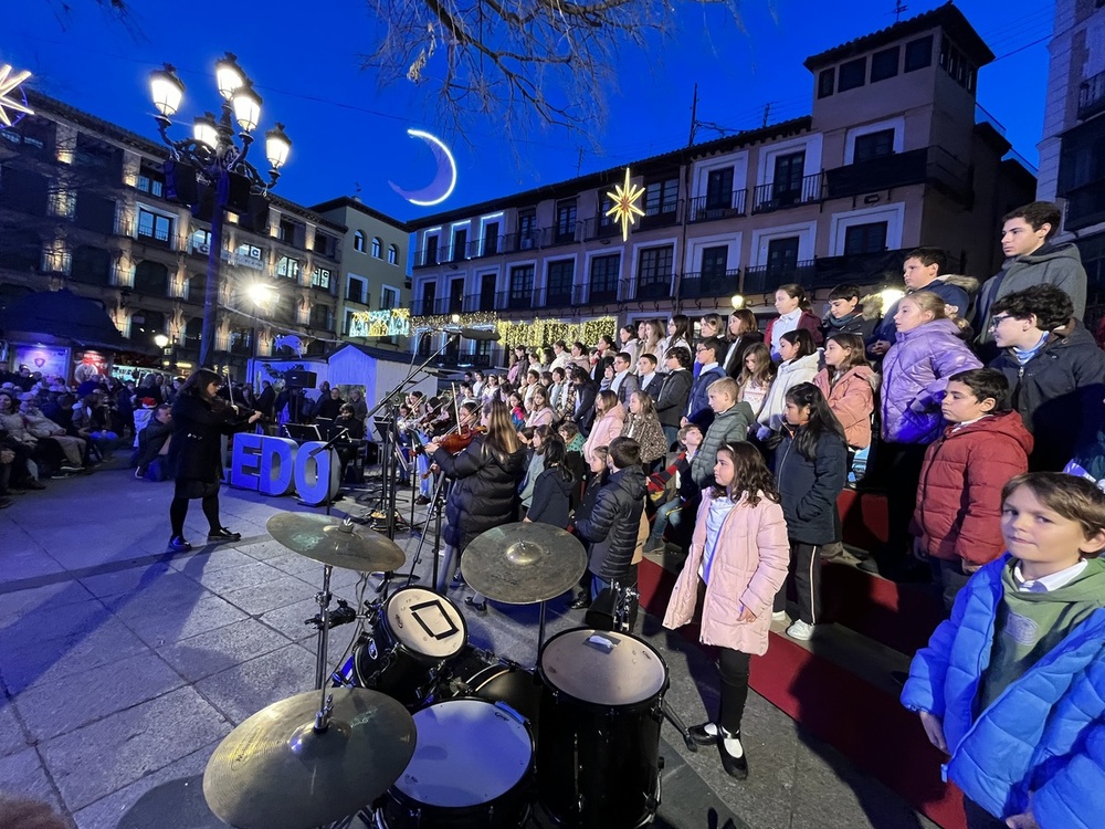 Zocodover presume de su belén navideño con sus voces blancas