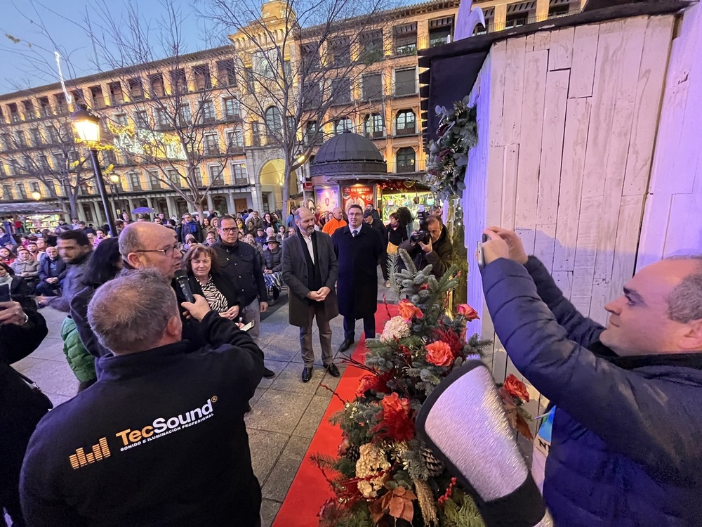 Zocodover presume de su belén navideño con sus voces blancas