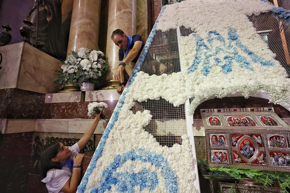 Talavera vuelve a vestir de flores a su Virgen del Prado