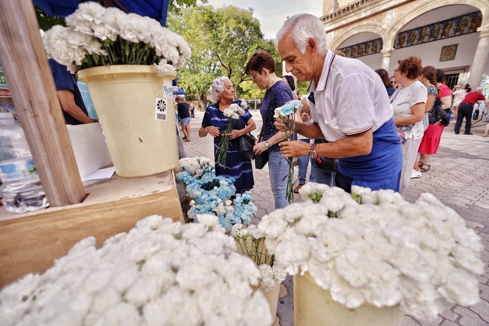 Talavera vuelve a vestir de flores a su Virgen del Prado