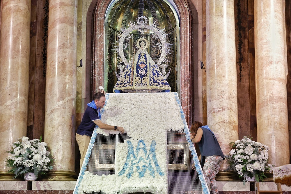 Talavera vuelve a vestir de flores a su Virgen del Prado