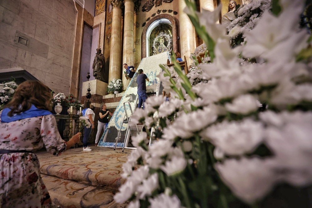 Talavera vuelve a vestir de flores a su Virgen del Prado